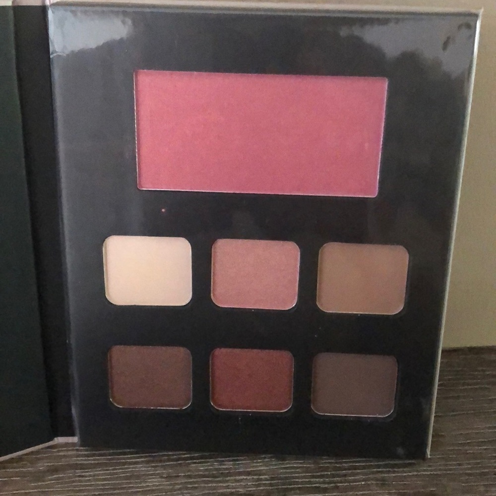 Belk Savannah make up set blush and eye shadow